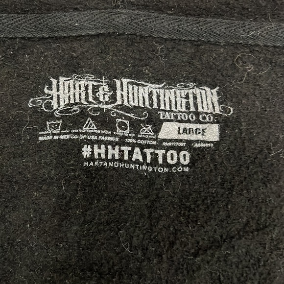 EUC! Black Skull and Tattoo Guns Hart and Huntington Hoodie! Size large! - Picture 8 of 8